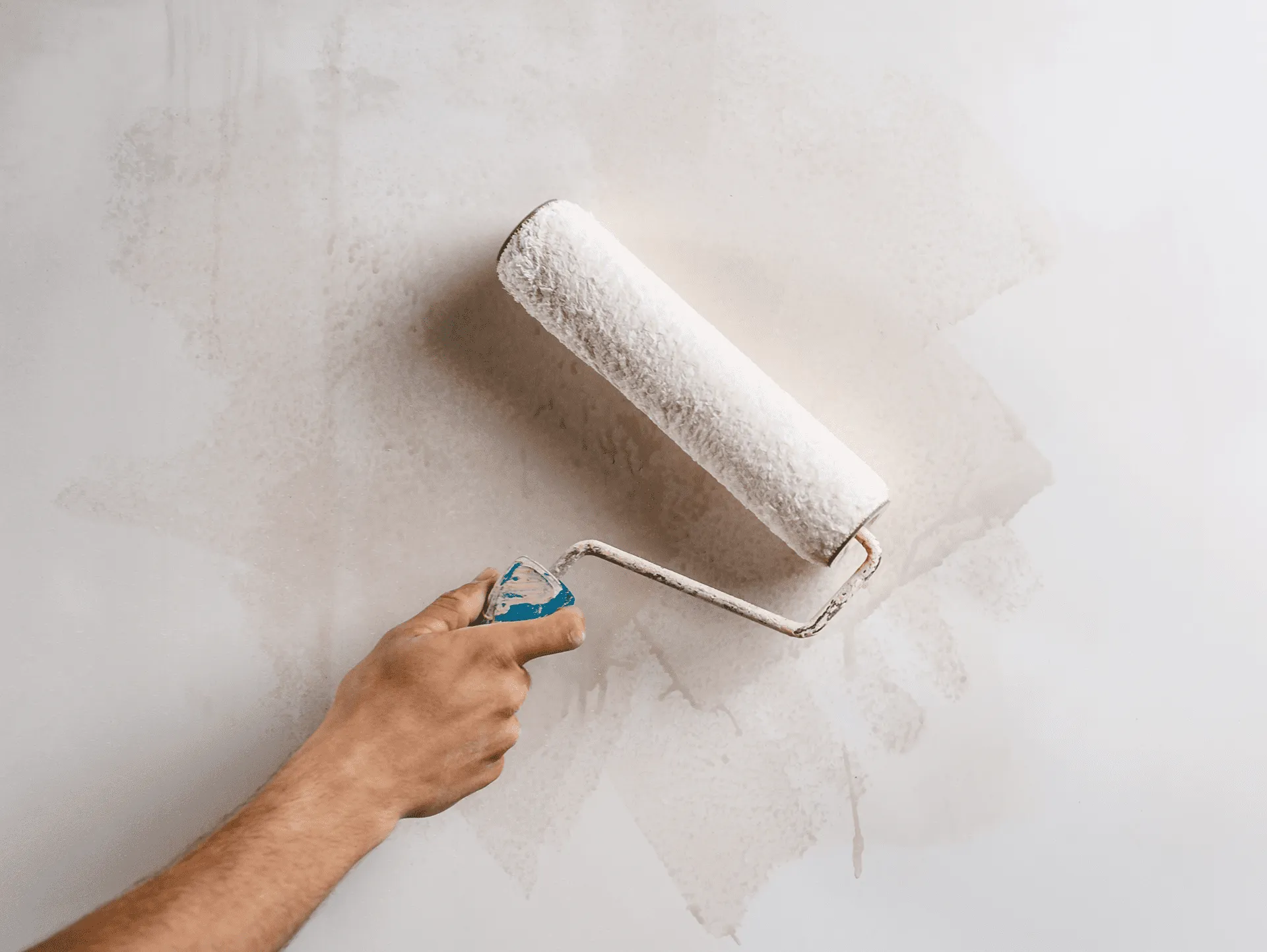 資格を持った職人が外壁を塗装します