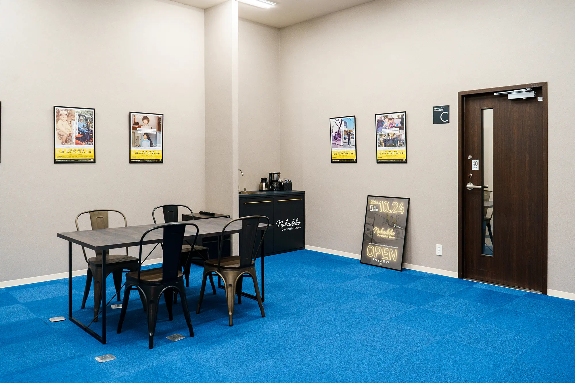 右の扉はコワーキングスペース