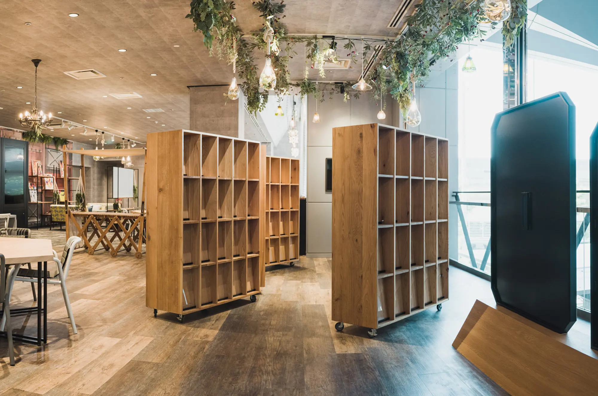 移動もできるオリジナルのチラシ棚