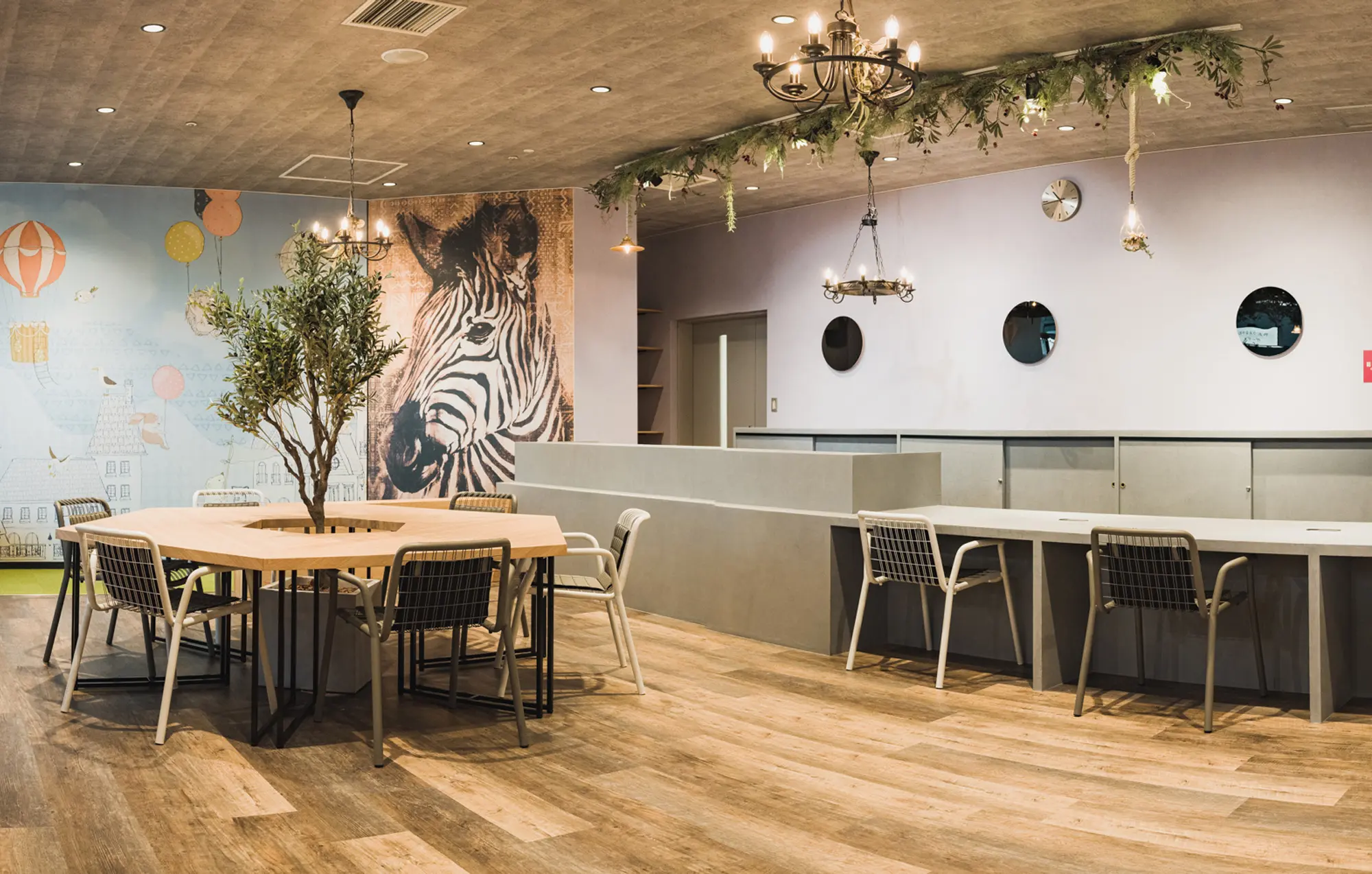 ヘキサゴン型の分解できるテーブルと受付カウンター