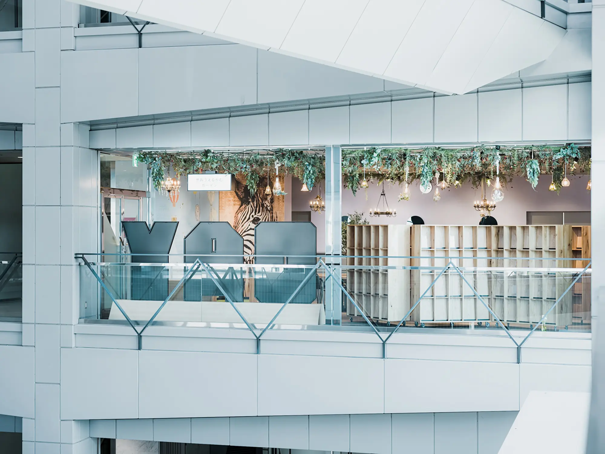 「YAO」の看板がランドマークに