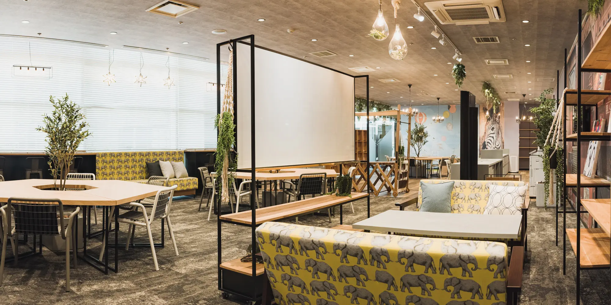 待ち合わせの目印になっているソファコーナー