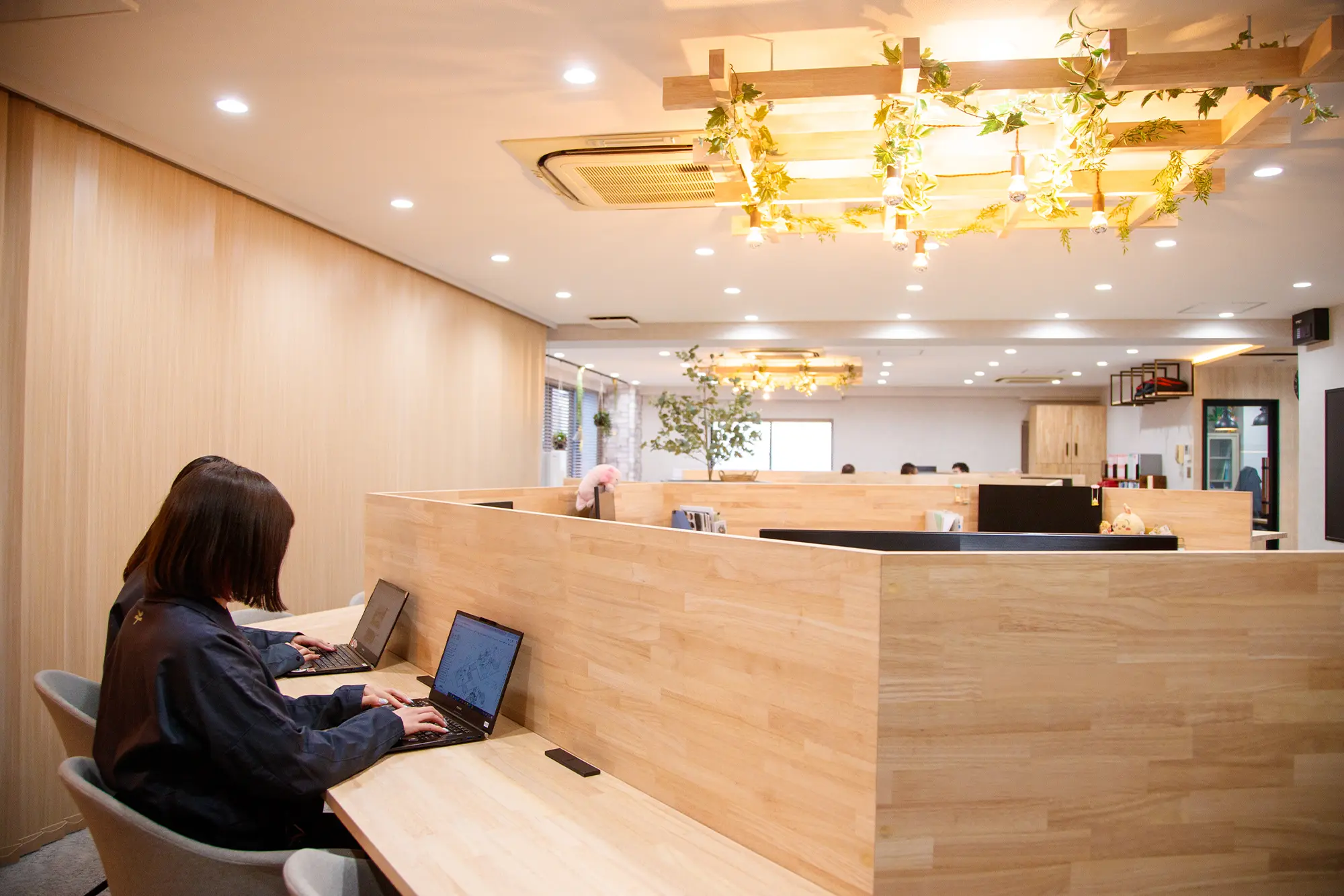 フェイクグリーンを基調としたナチュラルスタイルなオフィス