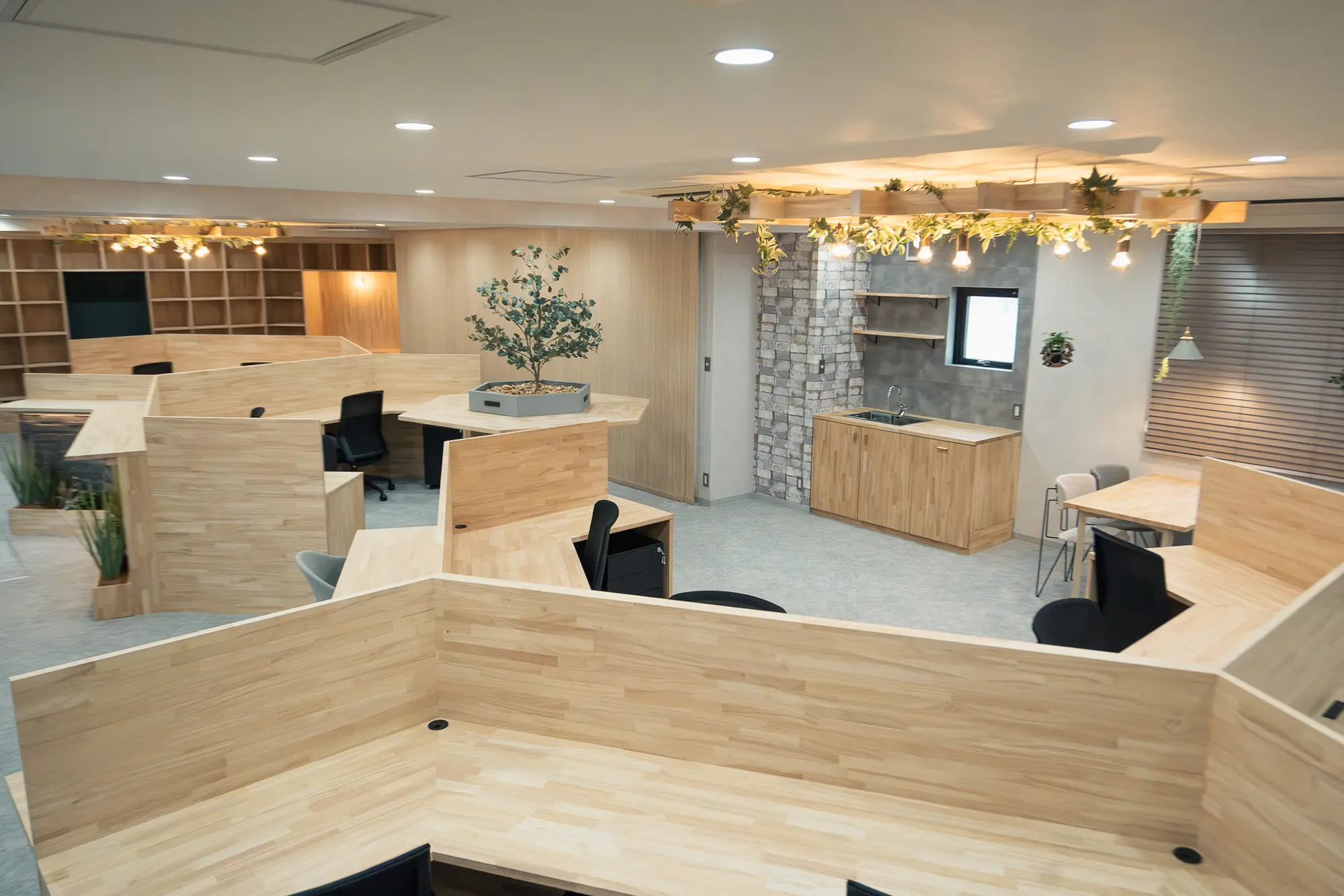 スタンディングスペースや、各所にちょっとした社内打ち合わせ用の席も設けています
